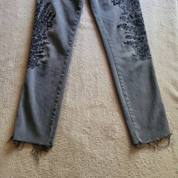 We The Free faded black floral embroidered raw hem jeans size 25​ - Picture 6 of 15